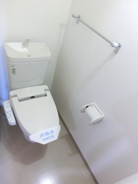 トイレ　温水洗浄便座です