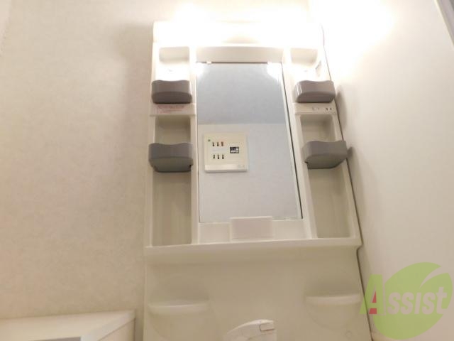 洗面設備　シャワーもついていて、髪を洗えますね