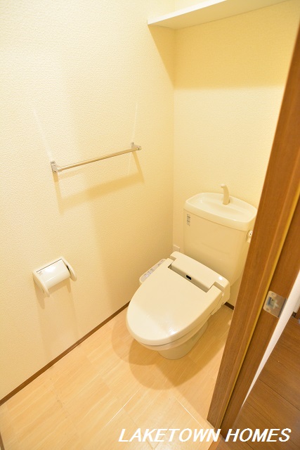 トイレ　上部に収納棚のある温水洗浄便座付のトイレです。