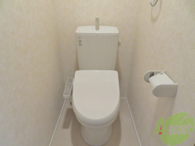 トイレ　嬉しいウォシュレット機能が付いたトイレです。