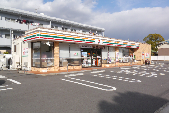 コンビニ　セブンイレブン北名古屋徳重南店（コンビニ）まで526m