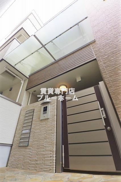 建物外観　木造3階建てのきれいな物件！