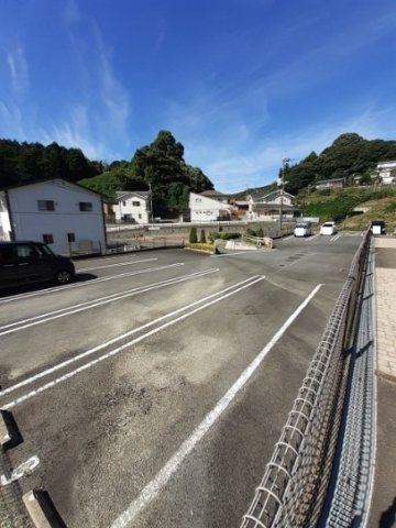 駐車場　駐車場があるので、車を買う予定の方も安心です