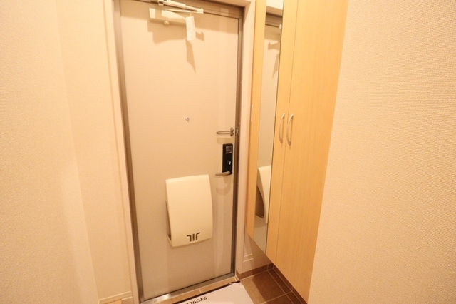 玄関　玄関　同物件の別部屋になります