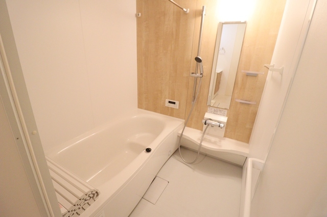バス・シャワールーム　広々お風呂になります　同物件の別部屋になります