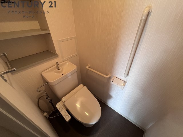 トイレ　温水洗浄便座付きのトイレです♪