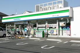 コンビニ　ファミリーマート調布つつじヶ丘店（コンビニ）まで330m