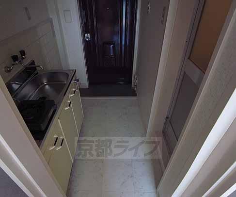 その他部屋・スペース　玄関から部屋まではコンパクトな廊下になっています。