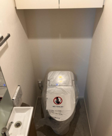 東京メトロ丸ノ内線 新宿御苑前駅 徒歩3分 15階建 築1年のトイレ写真