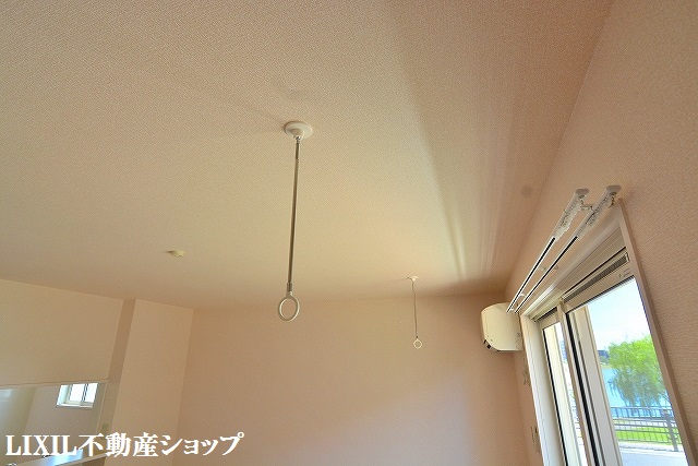 その他設備　ＬＤＫには、あると便利な室内物干し機能付です。