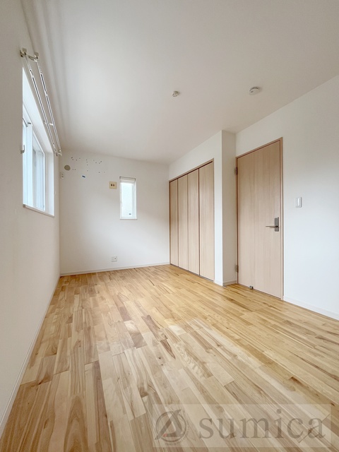 その他部屋・スペース　窓が多くて明るい室内です♪