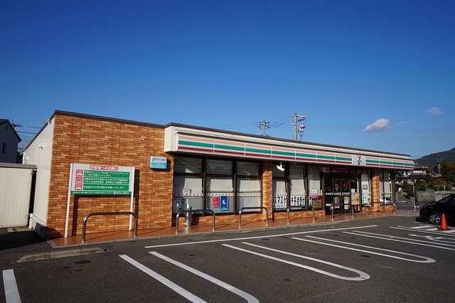 コンビニ　セブンイレブン直方感田店（コンビニ）まで257m