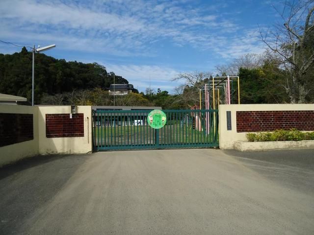 幼稚園・保育園　新治保育園（幼稚園・保育園）まで719m