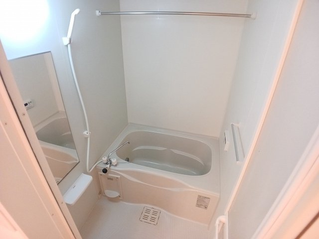 バス・シャワールーム　コンパクトで使いやすいお風呂です