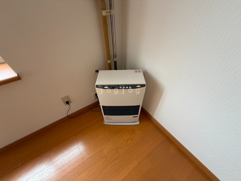 その他設備　冬はあったか石油ストーブです。