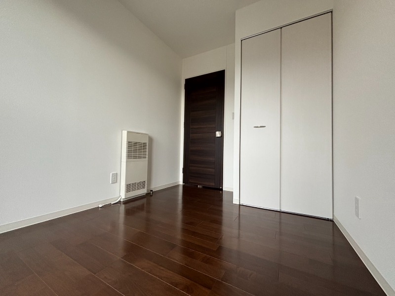 その他部屋・スペース　寝室はこちらです。光が差し込む、温かみのあるお部屋です。
