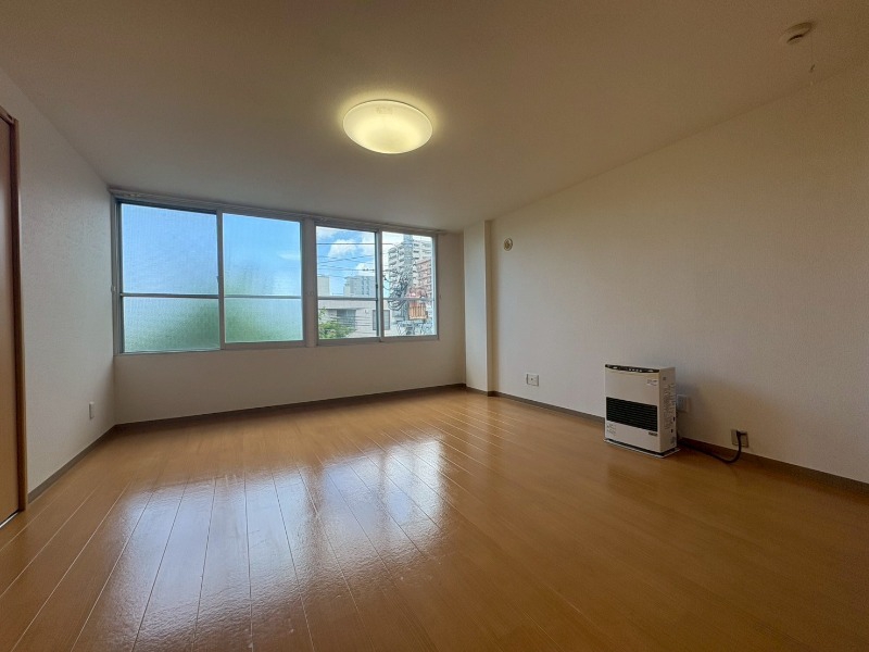 その他部屋・スペース　日当たりが良くて心地よく過ごせそうなお部屋です。