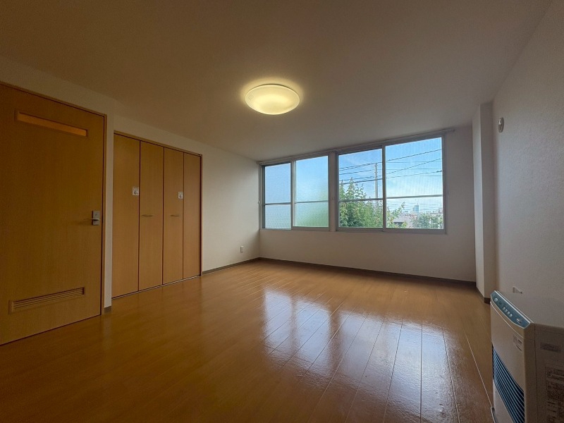 居室・リビング　木目のフローリングは落ち着きのある印象のお部屋になりますね。