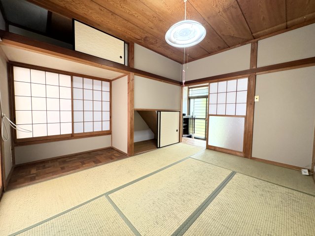 居室・リビング　１階にある和室で、テレビなど観ながらくつろげるお部屋です！