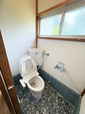 トイレ　温水洗浄機能付きで、使いやすいトイレです！