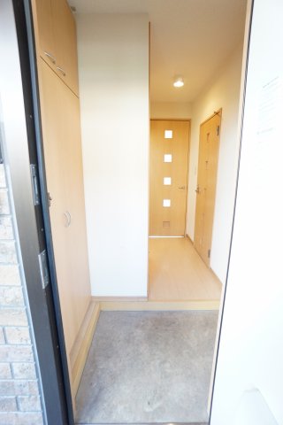 玄関　※同物件、同タイプの写真です。