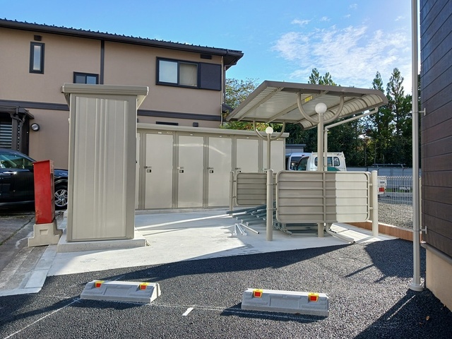 その他設備　敷地内には駐輪場、宅配ボックス、専用物置あり