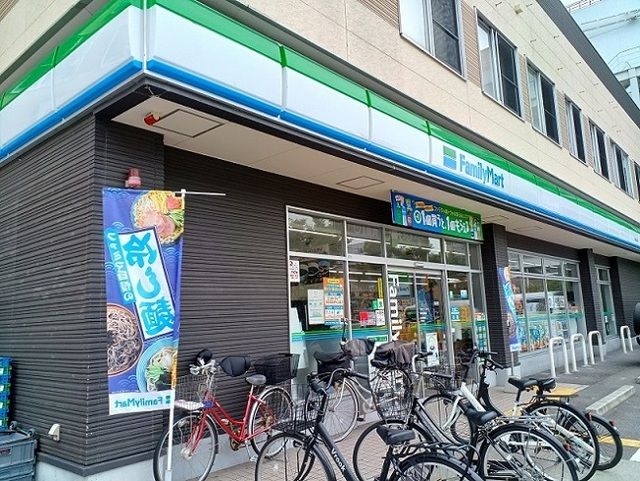 コンビニ　ファミリーマート様（コンビニ）まで600m