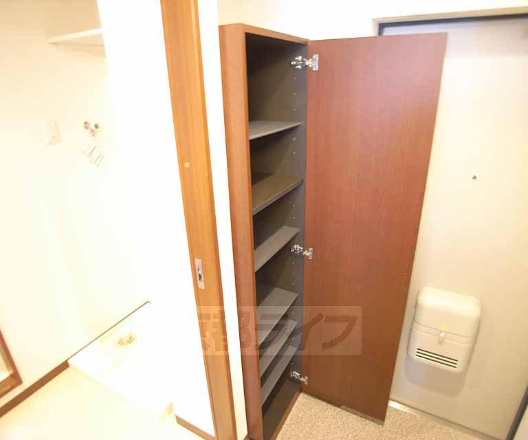 収納　姿見付きのシューズボックスです。