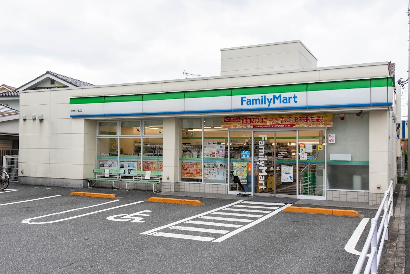 コンビニ　ファミリーマート（コンビニ）まで300m