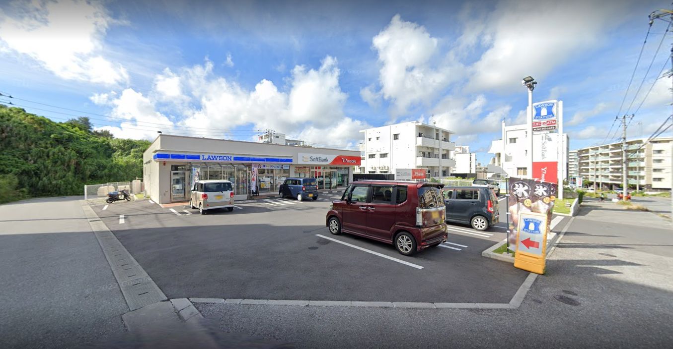 コンビニ　ローソン 浦添経塚駅前店（コンビニ）まで1m