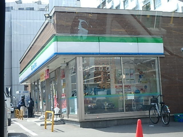 コンビニ　ファミリーマート札幌南6条西9丁目店（コンビニ）まで274m