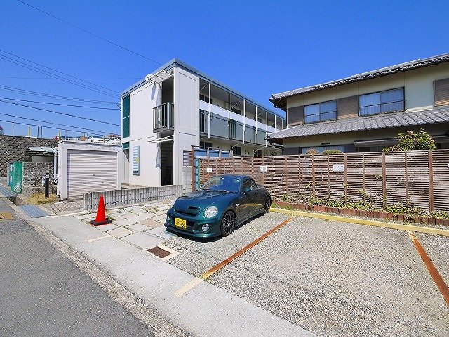 駐車場　駐車場があるので、車を買う予定の方も安心です