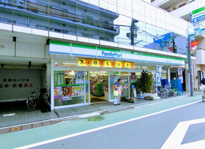 コンビニ　ファミリーマート旗の台五丁目店（コンビニ）まで200m