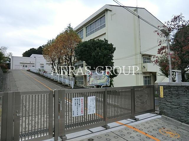 小学校　横浜市立藤が丘小学校（小学校）まで560m
