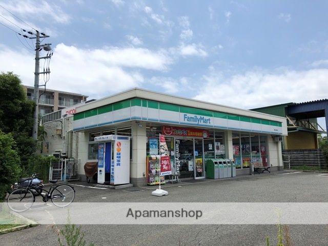 コンビニ　ファミリーマート（コンビニ）まで216m