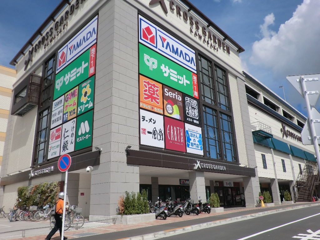 ショッピングセンター　クロスガーデン川崎（ショッピングセンター）まで725m