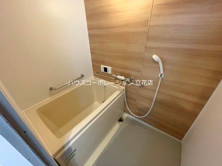 バス・シャワールーム　部屋により内装相違