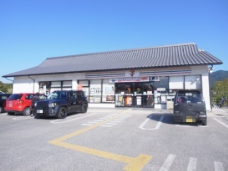 コンビニ　セブンイレブン 明日香川原店（コンビニ）まで729m