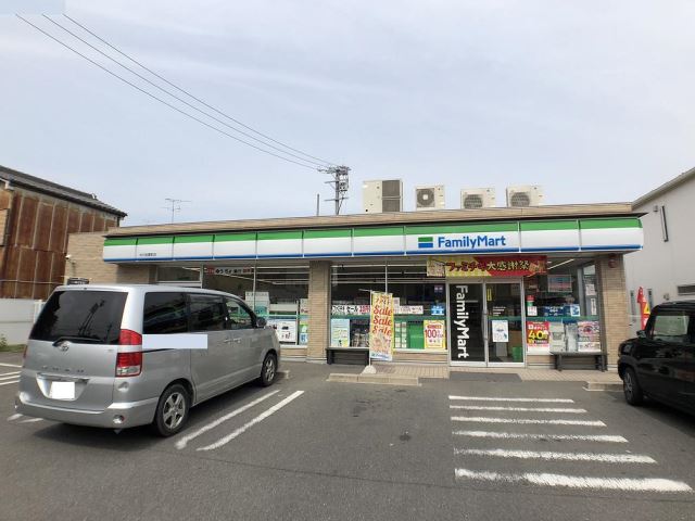 コンビニ　ファミリーマート（コンビニ）まで710m