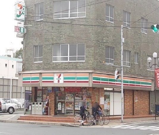 コンビニ　セブンイレブン（コンビニ）まで350m