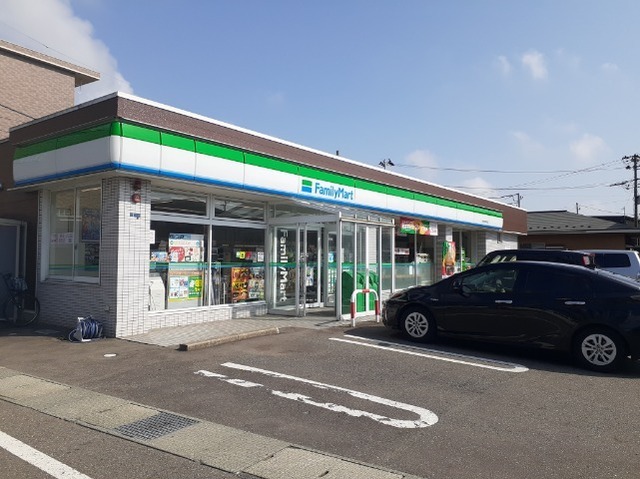 コンビニ　ファミリーマート秋田南通宮田店（コンビニ）まで407m