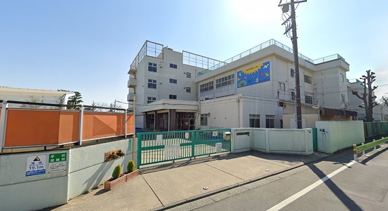 小学校　大田区立東調布第一小学校（御嶽山）（小学校）まで591m