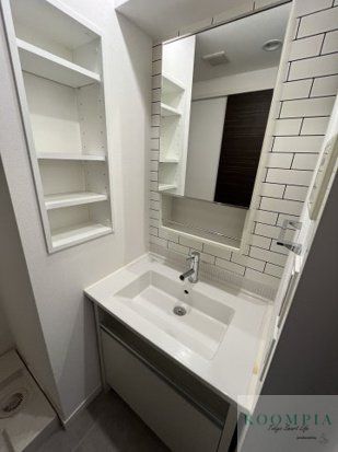 洗面設備　※同タイプの別のお部屋です。