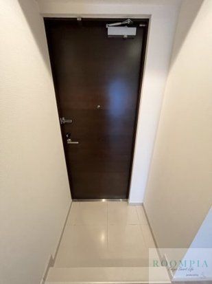 玄関　※同タイプの別のお部屋です。