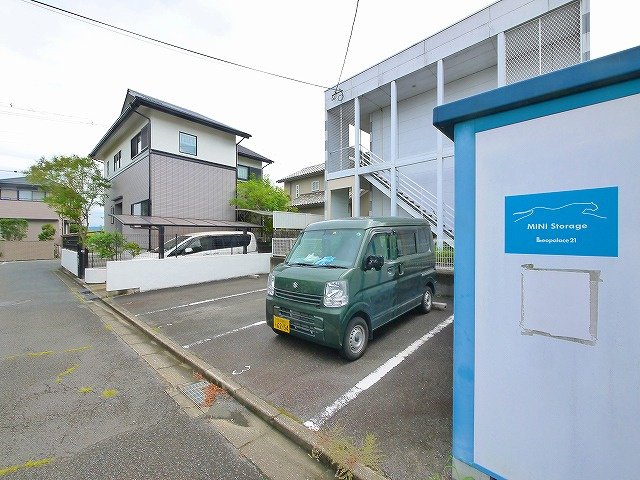 駐車場　駐車場に車を止められます