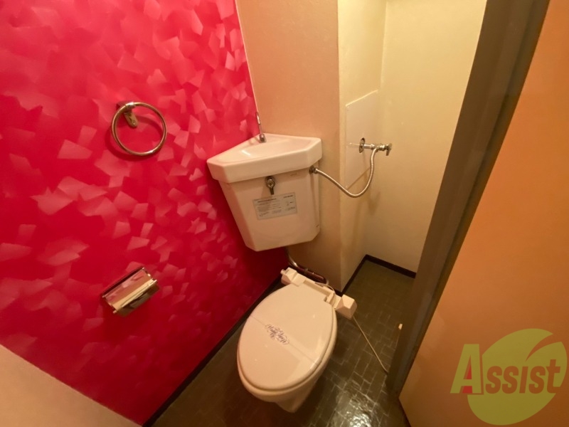 トイレ　トイレです。タオル掛けもついて便利ですね。