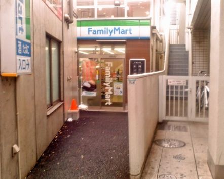 コンビニ　ファミリーマート 駒沢大学駅前店（コンビニ）まで108m