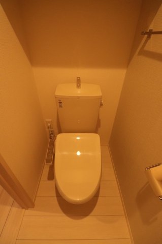 トイレ　落ち着いた色調のトイレです