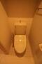 トイレ　落ち着いた色調のトイレです