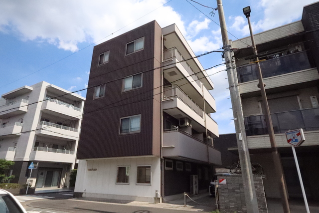 建物外観　駅近の鉄骨造３階建てマンション。